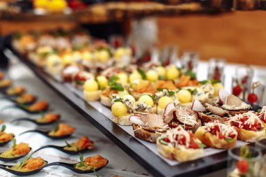 Barın yanındaki ahşap tepside farklı atıştırmalıklar.