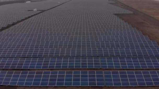 Vista Aérea Drones Mirando Hacia Abajo Grandes Paneles Solares Una — Vídeo de stock