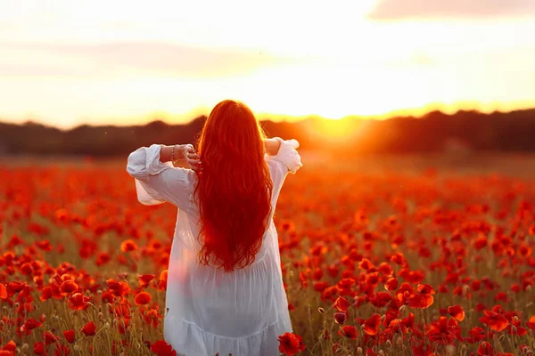 Heureuse Rousse Souriante Femme Robe Blanche Sur Champ Coquelicots Coucher — Photo