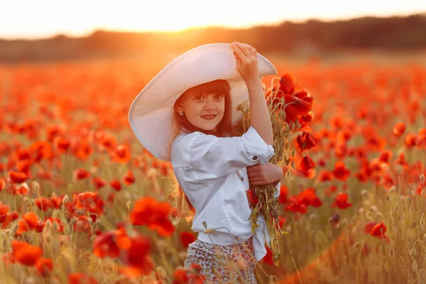 Menina Cabelos Compridos Vestido Branco Chapéu Branco Posando Campo Papoilas — Fotografia de Stock