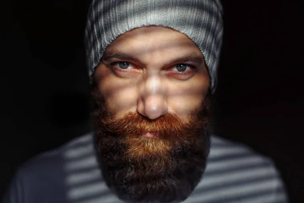 Крупный План Портрета Жестокого Бородатого Мужчины Средних Лет Выразительными Глазами — стоковое фото