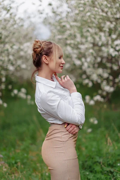 Piękna Młoda Blondynka Białej Koszuli Pozowanie Pod Jabłonią Kwiatach Zielonej — Zdjęcie stockowe