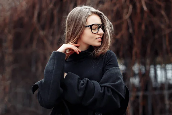 Joven Mujer Hermosa Moda Con Pelo Largo Gafas Moda Femenina —  Fotos de Stock