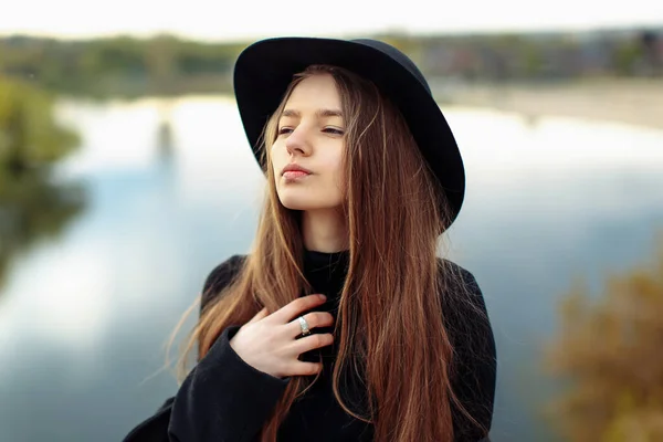 Siyah Şapkalı Uzun Saçlı Güzel Modaya Uygun Bir Kadının Yakın — Stok fotoğraf