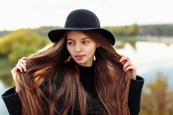 Primer Plano Retrato Joven Hermosa Mujer Moda Sombrero Negro Con —  Fotos de Stock