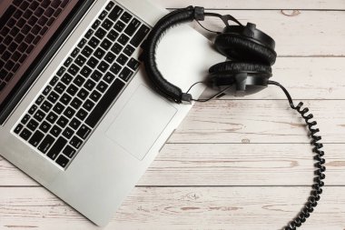 Not defteri maketi ve ofis ahşap masası, defter, kulaklık ve bitki. Masa maketi ve üst görünüm minimalist tasarımı.