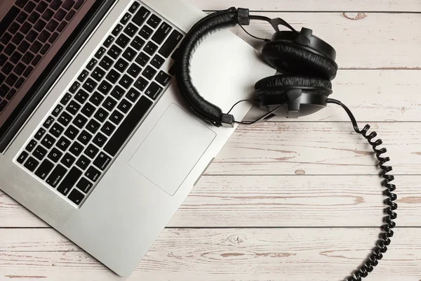 Muestra Cuaderno Escritorio Rústico Madera Oficina Con Portátil Auriculares Planta —  Fotos de Stock