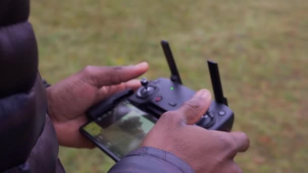 Hombre Negro Está Sosteniendo Control Remoto Desde Dron Cuadrocoptero Dirige — Vídeos de Stock