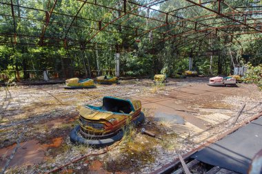 Terk Edilmiş Eğlence Arabası Gezisi Çernobil Yasak Bölgesi 'ndeki Pripyat Hayalet Şehri' nde eğlence parkında, nükleer felaket.