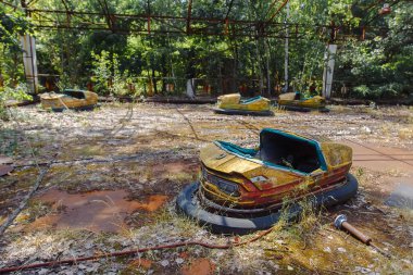Terk Edilmiş Eğlence Arabası Gezisi Çernobil Yasak Bölgesi 'ndeki Pripyat Hayalet Şehri' nde eğlence parkında, nükleer felaket.