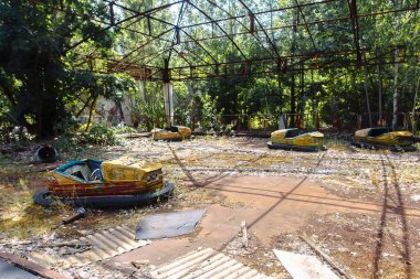 Terk Edilmiş Eğlence Arabası Gezisi Çernobil Yasak Bölgesi 'ndeki Pripyat Hayalet Şehri' nde eğlence parkında, nükleer felaket.