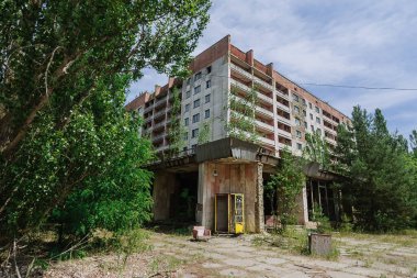 Hayalet kasabanın merkezinde terk edilmiş binalar ve telefon kulübesi Pripyat Chornobyl Bölgesi, radyasyon, nükleer felaket