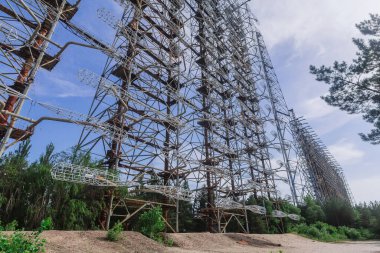 Ukrayna 'nın Çernobil Yasak Bölgesi' ndeki Pripyat hayalet kasabası yakınlarında eski askeri Duga radar sistemi.