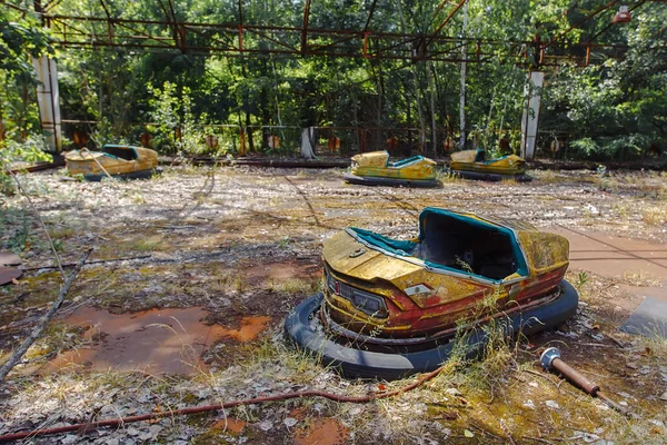 Terk Edilmiş Eğlence Arabası Gezisi Çernobil Yasak Bölgesi 'ndeki Pripyat Hayalet Şehri' nde eğlence parkında, nükleer felaket.