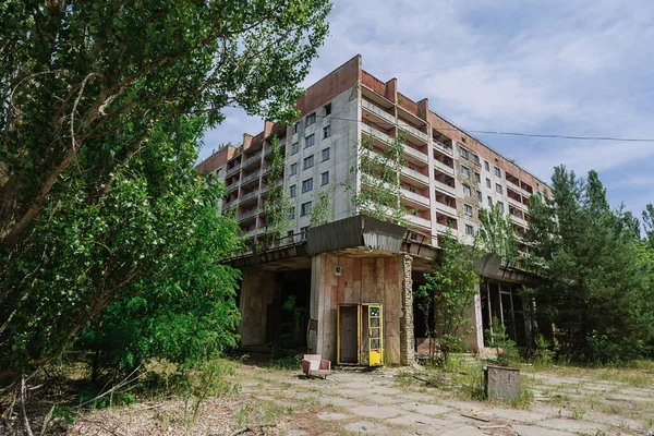 鬼城中央的废弃建筑和电话亭普里皮亚特切尔诺贝利区 辐射区 核辐射区 — 图库照片