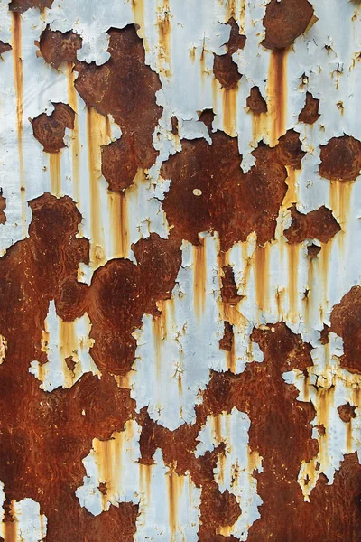 Aşınmış metal zemin. Paslı, beyaz, metal bir duvar. Paslı metal arka planda pas izleri var. Pas lekeleri. Metal yüzey paslanmış lekeler. Rystycorrosion.