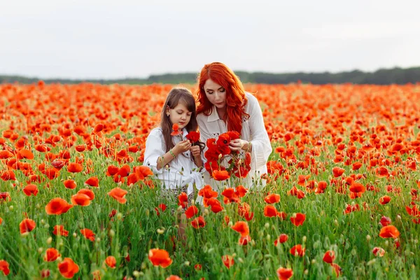 Petite Fille Heureuse Avec Mère Rousse Robes Blanches Fait Une — Photo