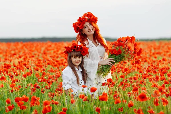 Petite Fille Avec Mère Rousse Robes Blanches Des Couronnes Pose — Photo