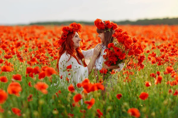 Menina Com Mãe Ruiva Vestidos Brancos Wreathes Poses Com Buquê — Fotografia de Stock