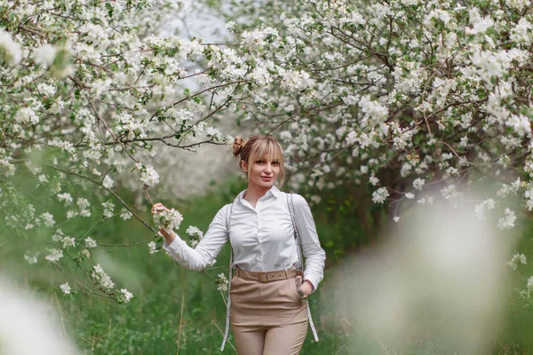 Vacker Ung Blond Kvinna Vit Skjorta Med Ryggsäck Poserar Äppelträd — Stockfoto