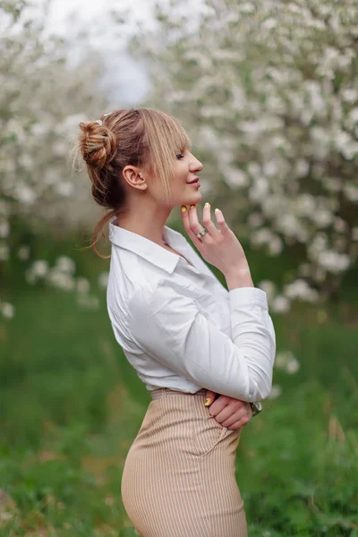 Hermosa Joven Rubia Camisa Blanca Posando Bajo Manzano Flor Hierba —  Fotos de Stock