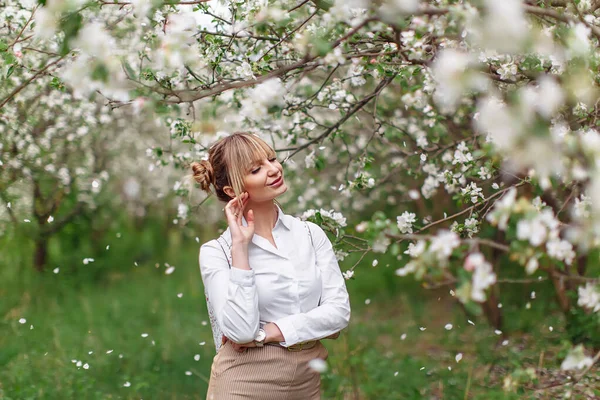 Vacker Ung Blond Kvinna Vit Skjorta Poserar Äppelträd Blom Och — Stockfoto