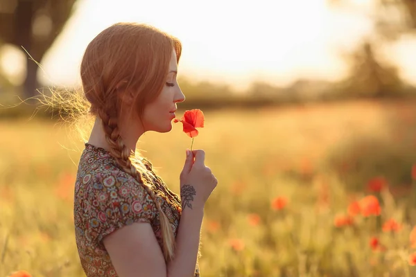 Femme Rousse Sur Champ Vert Avec Des Coquelicots Coucher Soleil — Photo