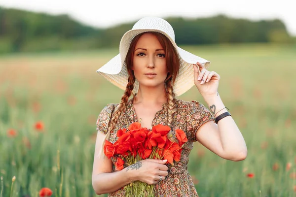 Portrét Krásné Zrzky Ženy Klobouku Zeleném Poli Kyticí Máku Letním — Stock fotografie