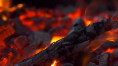 4K Ateşle yanan kömürleri, Parlayan Kömür Arkaplanı, Şömine ya da Şenlik Ateşi 'ni yakın plan
