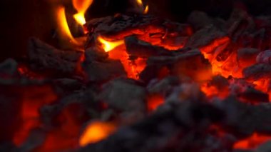 4K Ateşle yanan kömürleri, Parlayan Kömür Arkaplanı, Şömine ya da Şenlik Ateşi 'ni yakın plan
