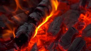 4K Ateşle yanan kömürleri, Parlayan Kömür Arkaplanı, Şömine ya da Şenlik Ateşi 'ni yakın plan