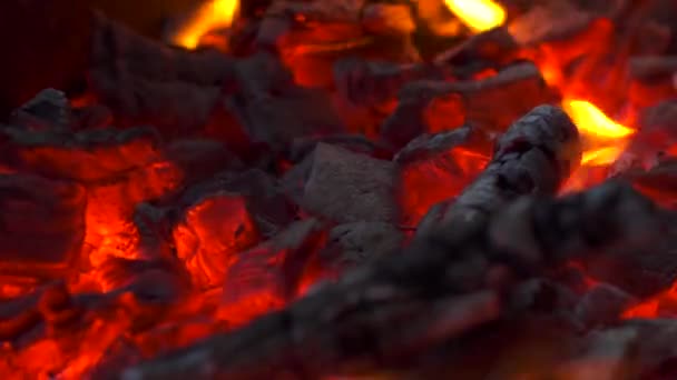 Widok Bliska Spalania Węgla Ogniem Świecące Tło Węgiel Drzewny Kominek — Wideo stockowe