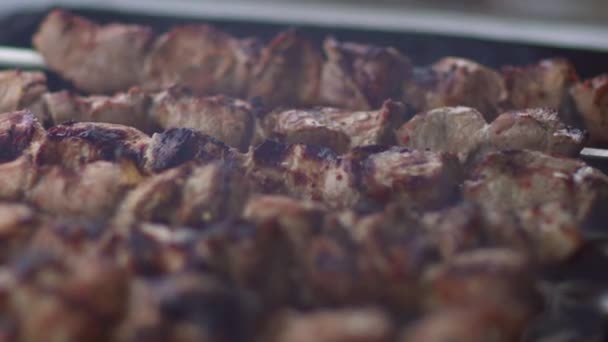 屋外バーベキュー用の肉を調理します 炭火グリルで豚肉の肉バーベキューを閉じます 炭火でバーベキューを作る — ストック動画