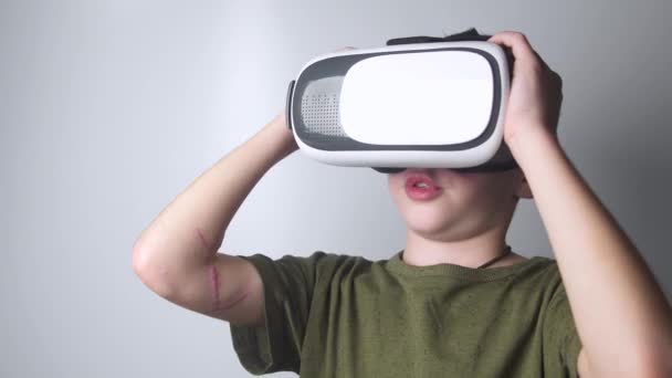 Niño Con Cicatriz Mano Usa Casco Casco Realidad Virtual Sobre — Vídeo de stock