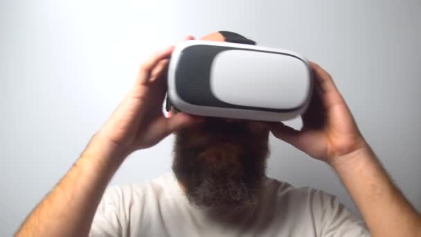 Erschossen Bärtigen Mann Verwenden Virtual Reality Headset Helm Auf Weißem — Stockvideo