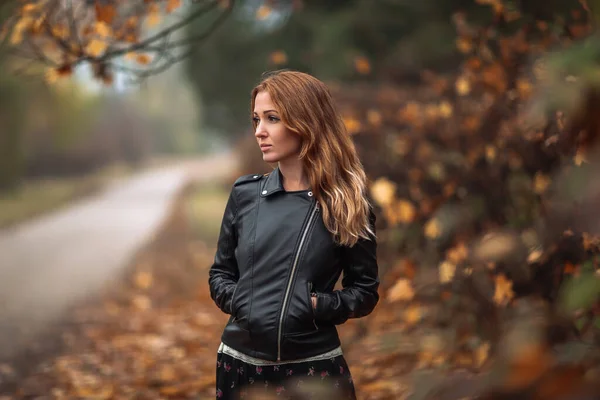 Fabuleux Rousse Femme Rêveuse Avec Longs Cheveux Bouclés Sur Fond — Photo