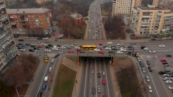 秋の夜に高速道路や小さな橋を通過する車の空中時間経過 — ストック動画