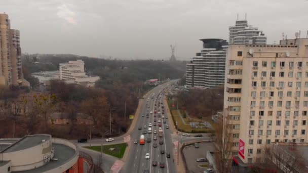 Drone Vola Una Strada Con Auto Camioni Veduta Aerea Della — Video Stock