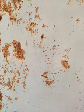 Aşınmış metal zemin. Paslı, beyaz, metal bir duvar. Paslı metal arka planda pas izleri var. Pas lekeleri. Metal yüzey paslanmış lekeler. Rystycorrosion.