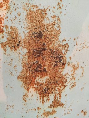 Aşınmış metal zemin. Paslı, beyaz, metal bir duvar. Paslı metal arka planda pas izleri var. Pas lekeleri. Metal yüzey paslanmış lekeler. Rystycorrosion.