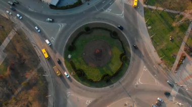 Sonbaharın sonlarında dairesel arabalarla dolambaçlı yolun 4K hava manzaralı zaman aralığı