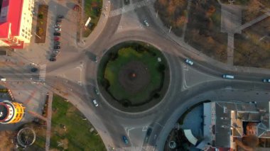 Sonbaharın sonlarında dairesel arabalarla dolambaçlı yolun 4K hava manzaralı zaman aralığı