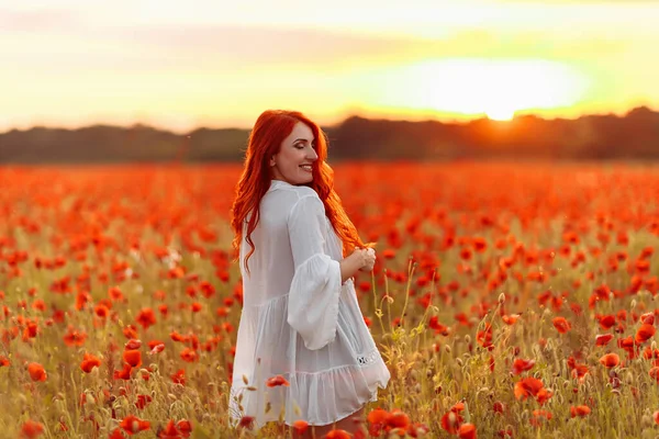 Mulher Feliz Ruiva Sorrindo Vestido Branco Campo Papoilas Pôr Sol — Fotografia de Stock