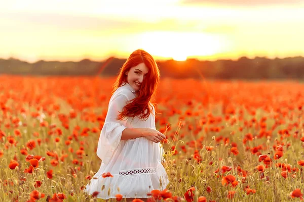 Heureuse Rousse Souriante Femme Robe Blanche Sur Champ Coquelicots Coucher — Photo