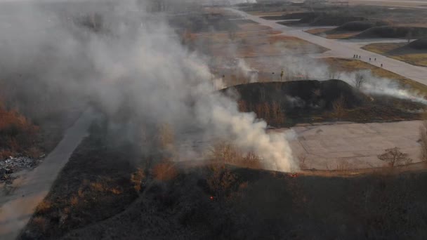 Vue aérienne du dessus de l'herbe sèche et des arbres brûlants épiques un jour de printemps près du village au coucher du soleil 