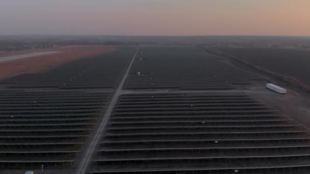 Vista aérea de drones a grandes paneles solares en una granja solar. Plantas de energía solar. vídeo de imágenes 4k . — Vídeo de stock