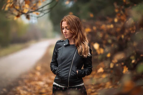 Fabuleux Rousse Femme Rêveuse Avec Longs Cheveux Bouclés Sur Fond — Photo