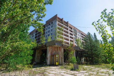 Pripyat Chornobyl Bölgesi 'nde terk edilmiş bir binanın yakınındaki telefon kulübesi, radyasyon, nükleer felaket.