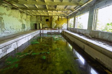 Pripyat Chornobyl Bölgesi 'nde terk edilmiş okul yüzme havuzu, radyasyon, nükleer felaket.