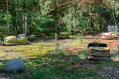 Terk Edilmiş Eğlence Arabası Gezisi Çernobil Yasak Bölgesi 'ndeki Pripyat Hayalet Şehri' nde eğlence parkında, nükleer felaket.